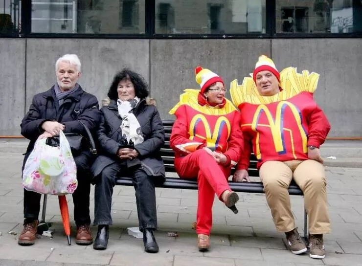 Le meilleur de la photographie de rue 2025 - #3 Finaliste : Repos sur le banc par Gerd Bonse, Allemagne
