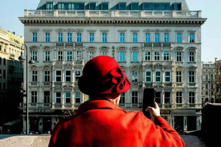Le meilleur de la photographie de rue 2025 - #32 Finaliste : Red Holic par Chansik Park, Corée du Sud Le meilleur de la photographie de rue 2025 - #32 Finaliste : Red Holic par Chansik Park, Corée du Sud