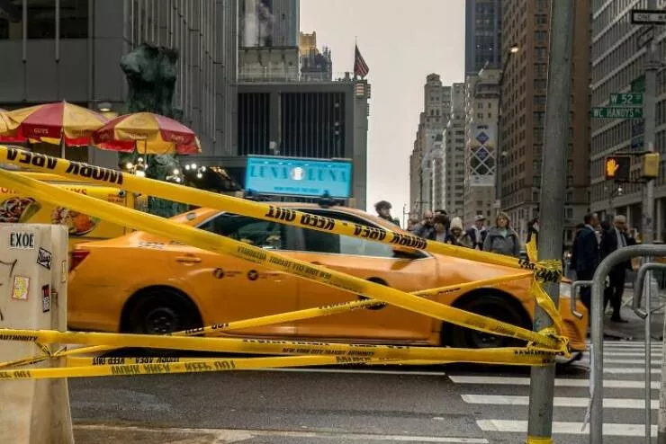 Le meilleur de la photographie de rue 2025 - #35 Finaliste : Taxi de la mort par Kim Keller, États-Unis Le meilleur de la photographie de rue 2025 - #35 Finaliste : Taxi de la mort par Kim Keller, États-Unis