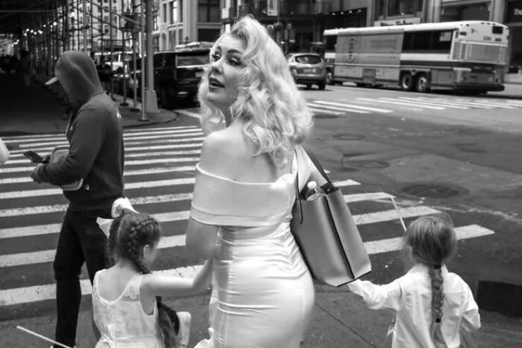 Le meilleur de la photographie de rue 2025 - #36 Finaliste : Mère Marilyn par Mario Schneider, Allemagne Le meilleur de la photographie de rue 2025 - #36 Finaliste : Mère Marilyn par Mario Schneider, Allemagne