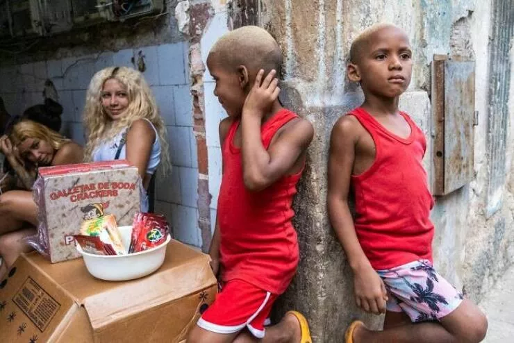 Le meilleur de la photographie de rue 2025 - #7 Finaliste : Un regard double sur le passé par Mariana Basurto, États-Unis