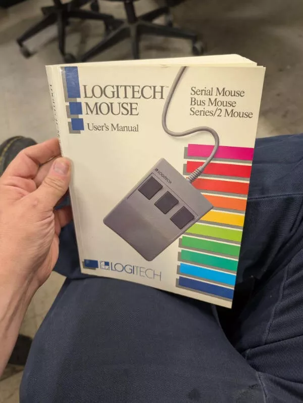 Ces petits moments de perfection et de plaisir - #17 Ce manuel d'instructions de 200 pages pour une souris de 1988