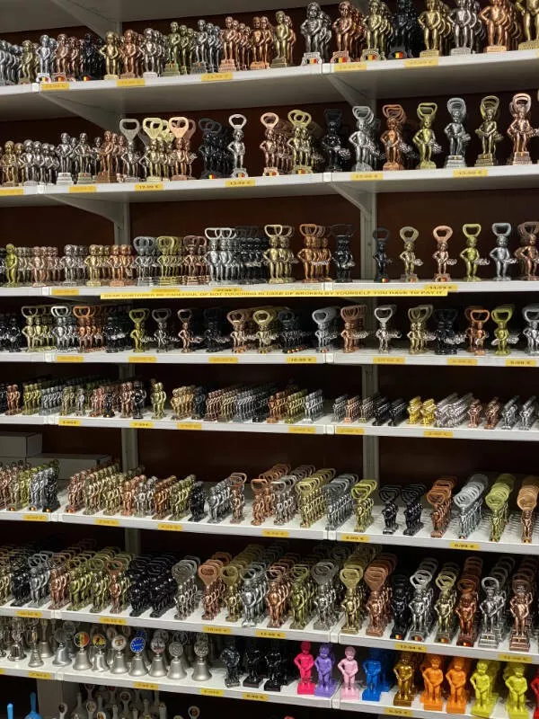 Mildly satisfying mildly awesome moments - #2 This Brussels souvenir shop looked so blurry from perfect alignment
