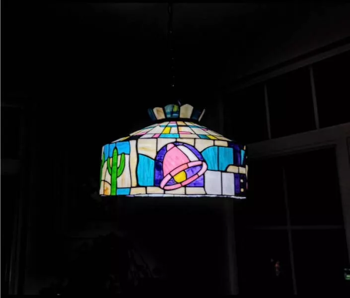 Ces petits moments de perfection et de plaisir - #24 Quelle merveilleuse lampe Taco Bell en vitrail ! Ces petits moments de perfection et de plaisir - #24 Quelle merveilleuse lampe Taco Bell en vitrail !