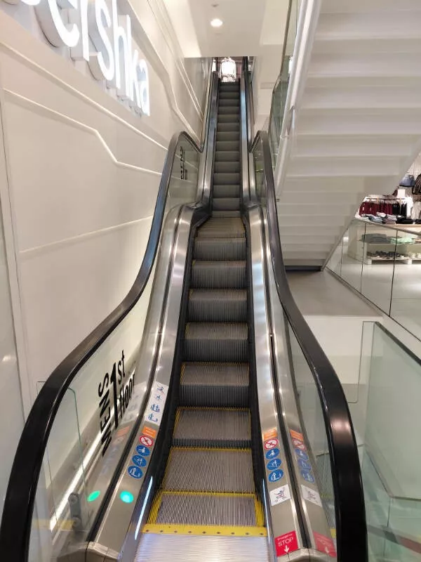 Mildly satisfying mildly awesome moments - #3 This narrow escalator with a flat middle section in London