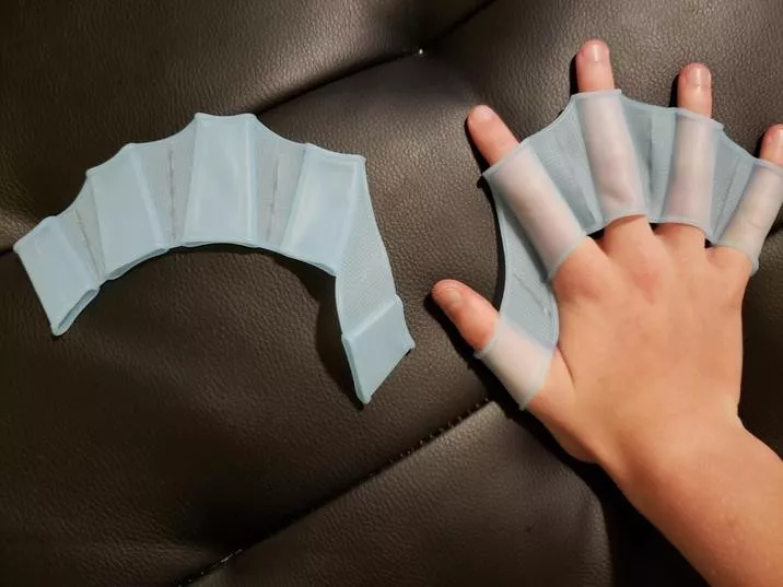 Produits horribles pourquoi ca existe - #2 Gants d'aide à la nage