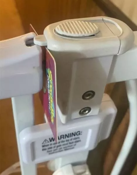 Creativite et humour des enfants - #11 Mon fils de 3 ans essaie d'ouvrir la barrière avec une carte Creativite et humour des enfants - #11 Mon fils de 3 ans essaie d'ouvrir la barrière avec une carte