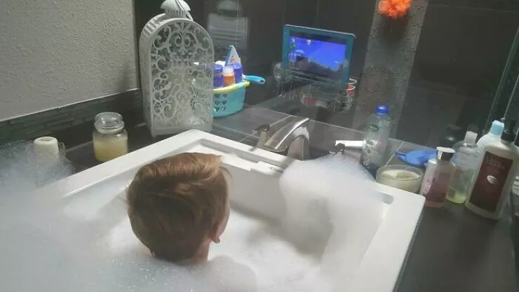 Creativite et humour des enfants - #17 J'ai dit à mon fils d'aller au bain sans iPad pour éviter qu'il soit mouillé Creativite et humour des enfants - #17 J'ai dit à mon fils d'aller au bain sans iPad pour éviter qu'il soit mouillé