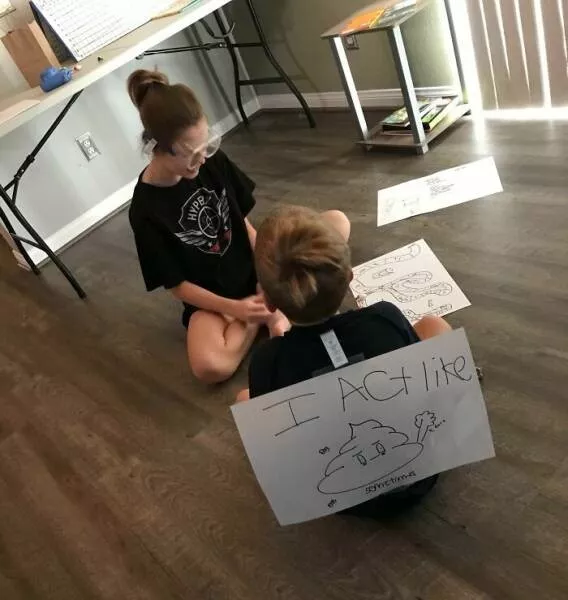 Creativite et humour des enfants - #20 Ma fille a inventé un jeu d'Action ou Vérité, son frère porte ça Creativite et humour des enfants - #20 Ma fille a inventé un jeu d'Action ou Vérité, son frère porte ça
