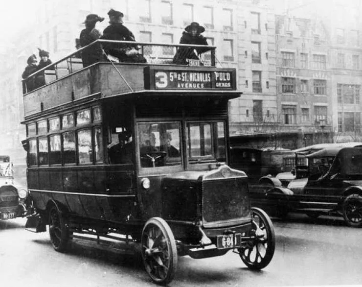 Incredible shots that bend your brain a little - #15 What one of New York City's very first double-decker buses looked like Incredible shots that bend your brain a little - #15 What one of New York City's very first double-decker buses looked like