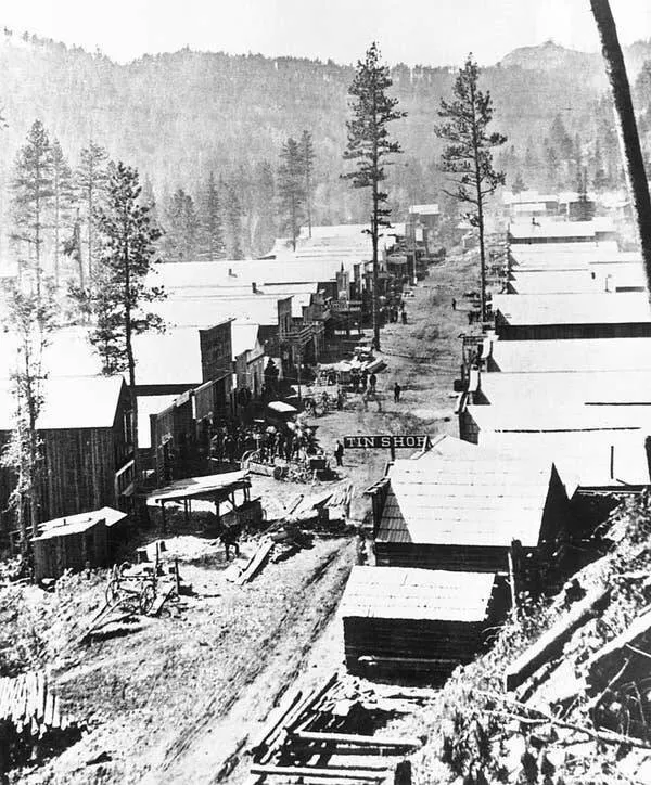 Incredible shots that bend your brain a little - #16 The main drag of the gold rush town of Deadwood in 1876 Incredible shots that bend your brain a little - #16 The main drag of the gold rush town of Deadwood in 1876