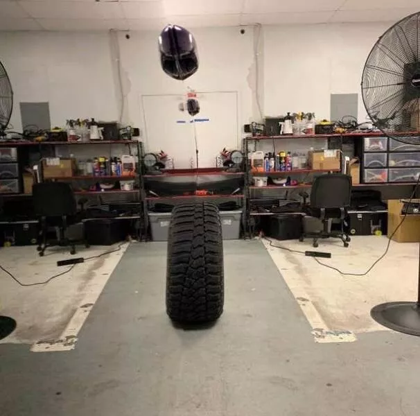 Incredible shots that bend your brain a little - #20 Do you see a car in this picture? There's one on the left Incredible shots that bend your brain a little - #20 Do you see a car in this picture? There's one on the left