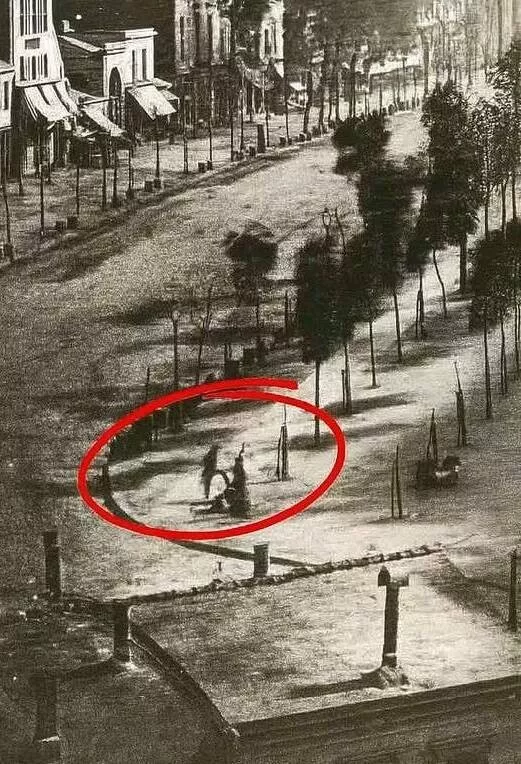 Incredible shots that bend your brain a little - #4 Yep, right there in the corner getting their shoes shined Incredible shots that bend your brain a little - #4 Yep, right there in the corner getting their shoes shined