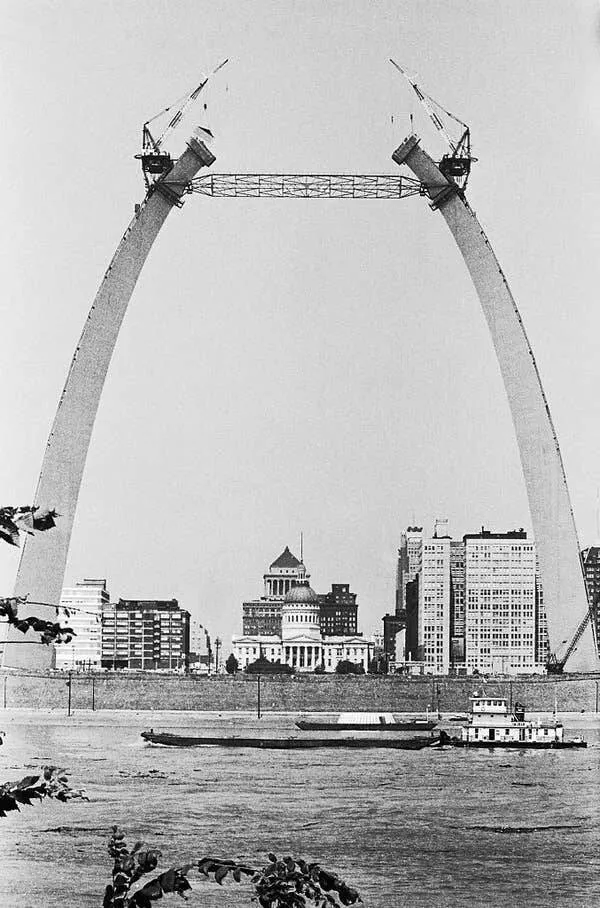 Incredible shots that bend your brain a little - #7 What the Gateway Arch in St Louis looked like under construction Incredible shots that bend your brain a little - #7 What the Gateway Arch in St Louis looked like under construction