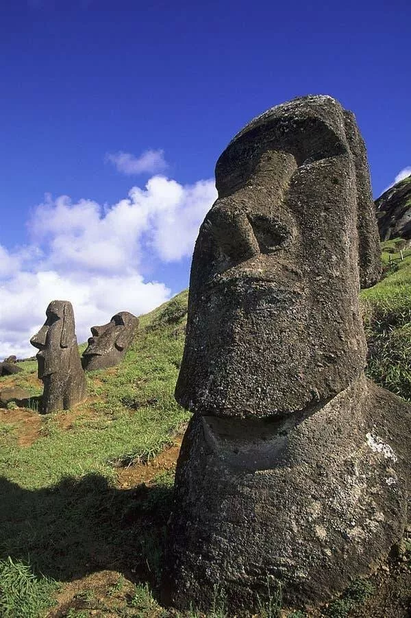 Incredible shots that bend your brain a little - #8 You're familiar with the Maoi heads on Easter Island... Incredible shots that bend your brain a little - #8 You're familiar with the Maoi heads on Easter Island...
