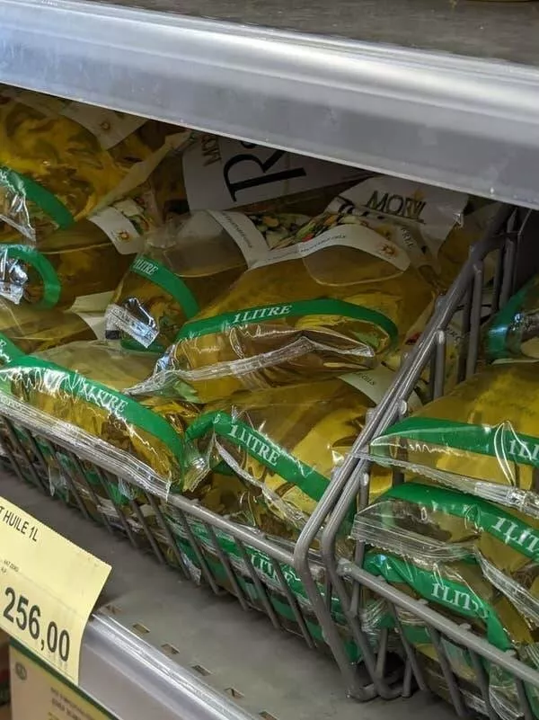 Des images etonnantes qui vous emerveilleront - #14 Dans certains endroits, vous pouvez acheter des sacs d'huile de cuisson