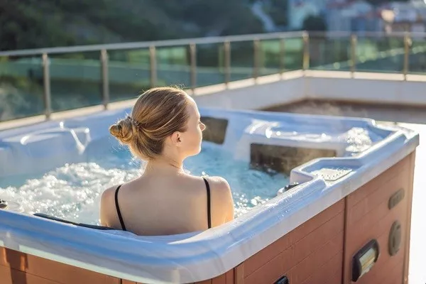 Ces marques devenues noms communs courants - #15 Jacuzzi : Bain à remous / Bain à jets : À l'origine un nom de marque de bains à remous de luxe. Maintenant : Un raccourci pour tout bain à remous ou jacuzzi de cour arrière
