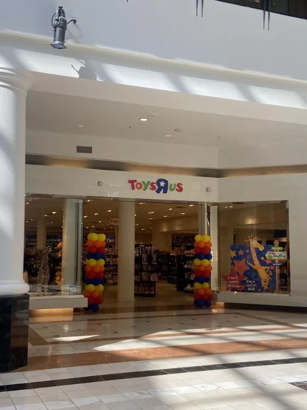 Awesome interesting pics to share now - #23 A Toys R Us just opened in the mall near me