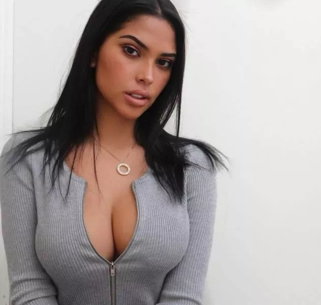 Irresistible beauty and hypnotic eyes Irresistible beauty and hypnotic eyes