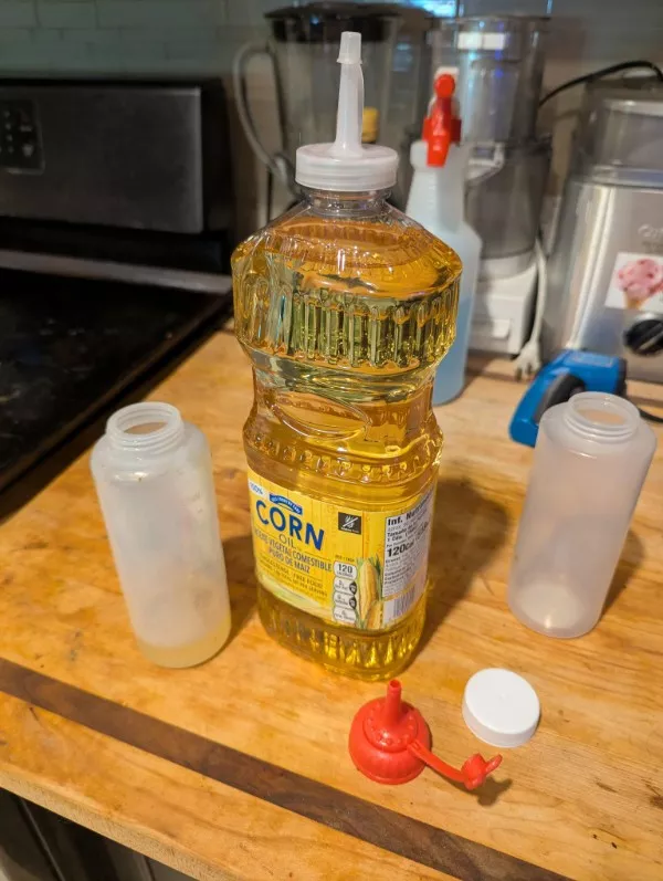 Mildly interesting moments caught in pics - #1 This cap fits perfectly on a bottle of oil Mildly interesting moments caught in pics - #1 This cap fits perfectly on a bottle of oil