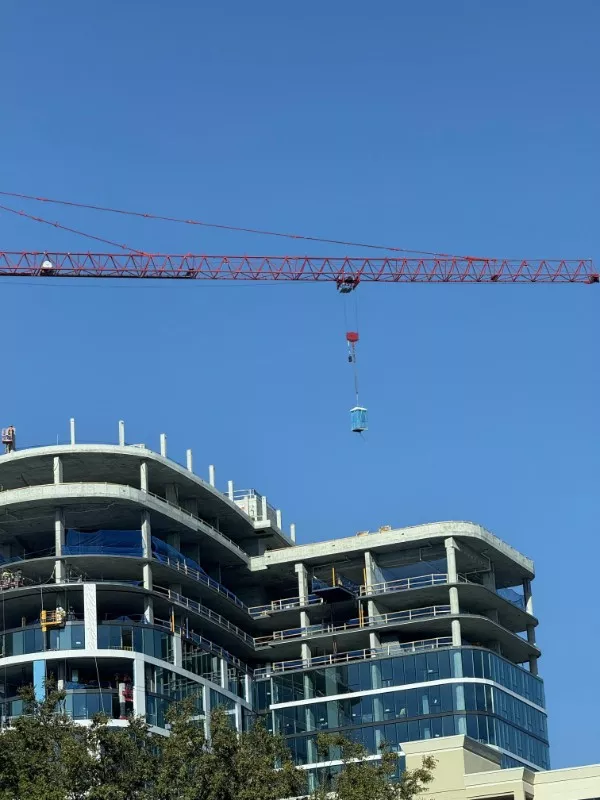 Mildly interesting moments caught in pics - #17 This post shows a porta-potty carried to the top of a building Mildly interesting moments caught in pics - #17 This post shows a porta-potty carried to the top of a building