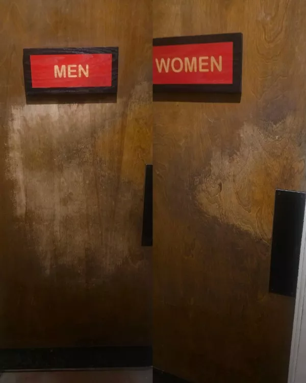 Un brin detonnement et dhumour - #18 L'usure des portes des toilettes de mon Chili's local due à la poussée Un brin detonnement et dhumour - #18 L'usure des portes des toilettes de mon Chili's local due à la poussée