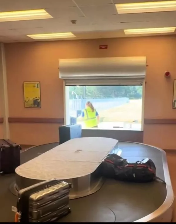 Mildly interesting moments caught in pics - #24 That is a comically small luggage claim