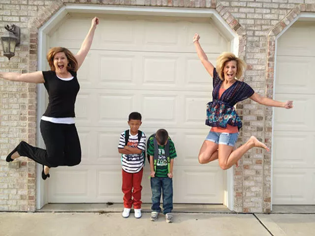 Ces parents fetent la rentree de leurs enfants 