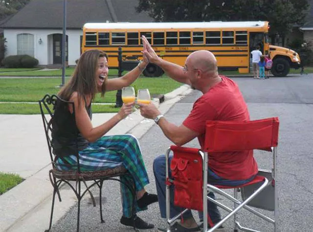These parents celebrate the return to school of their children - #20 