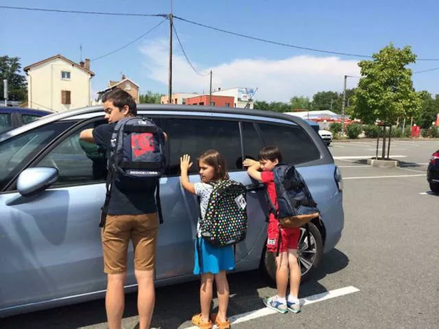 These parents celebrate the return to school of their children - #3 